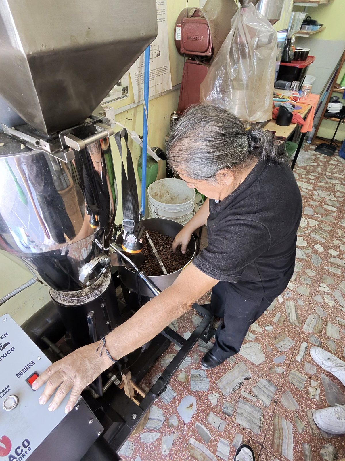 Roasting by feel in Veracruz: what ripe coffee cherries leave behind