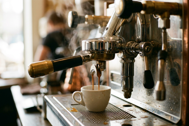 Presión del espresso: por qué 9 bares son costumbre y no una ley